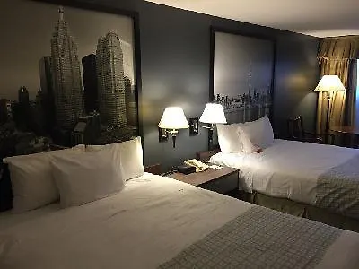 Super 8 By Wyndham Downtown Toronto Hotel