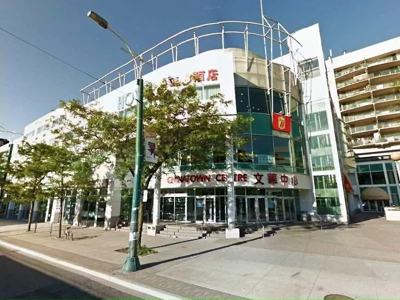 Super 8 By Wyndham Downtown Toronto Hotel