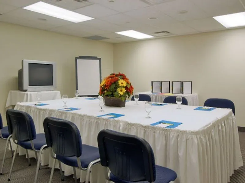 Super 8 By Wyndham Downtown Toronto Hotel
