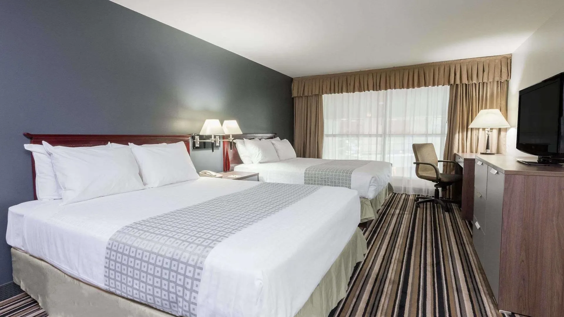 Super 8 By Wyndham Downtown Toronto Hotel