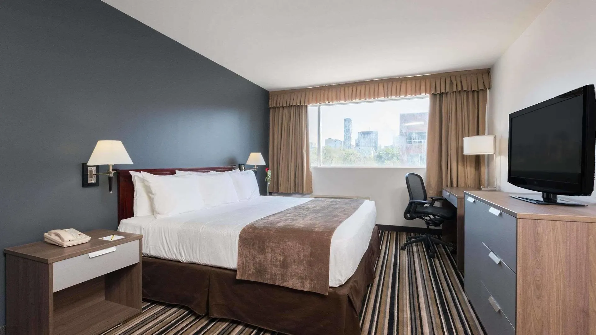 **  Super 8 By Wyndham Downtown Toronto Hotel Canada