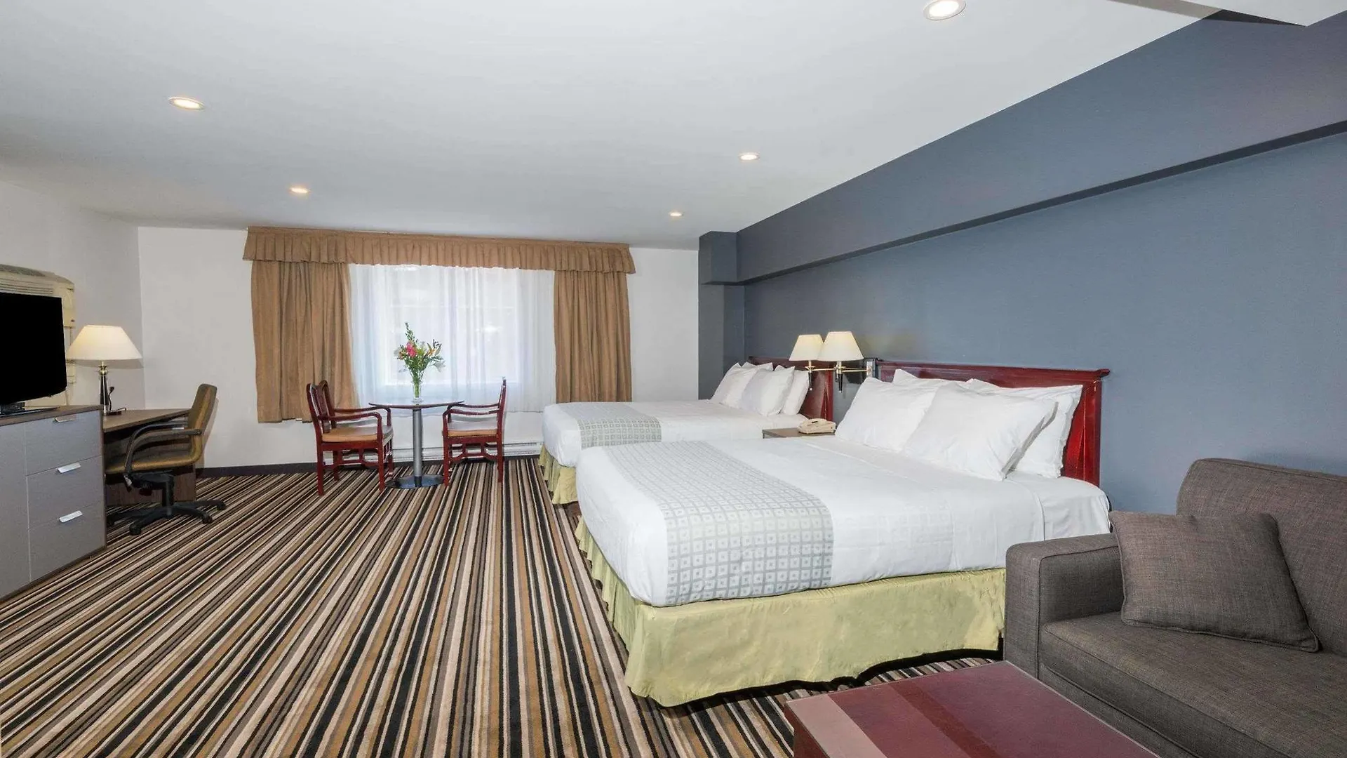 Super 8 By Wyndham Downtown Toronto Hotel