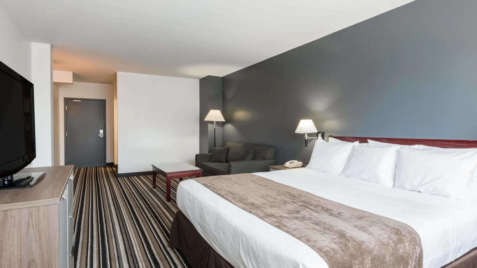 Super 8 By Wyndham Downtown Toronto Hotel