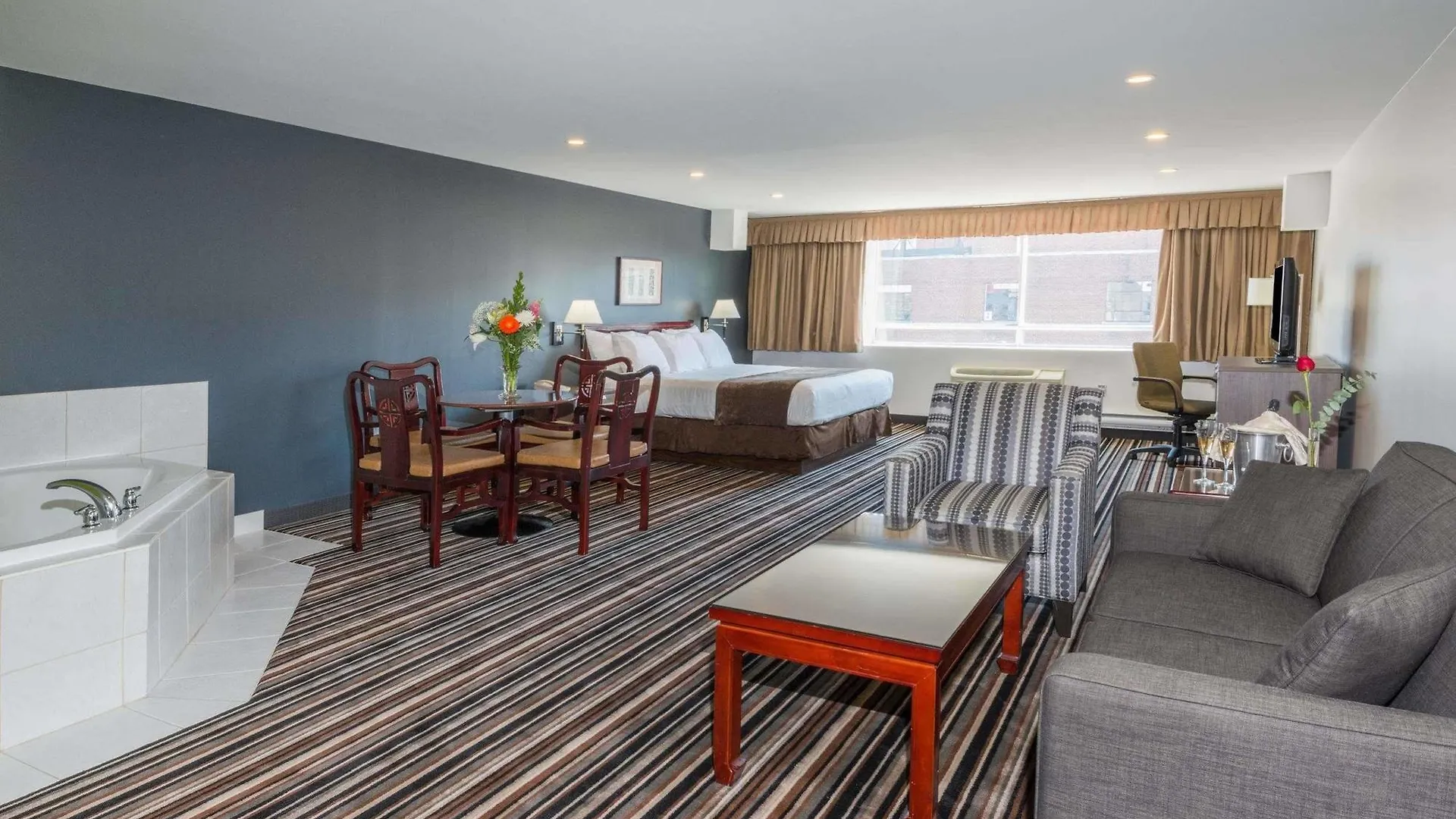 Super 8 By Wyndham Downtown Toronto Hotel