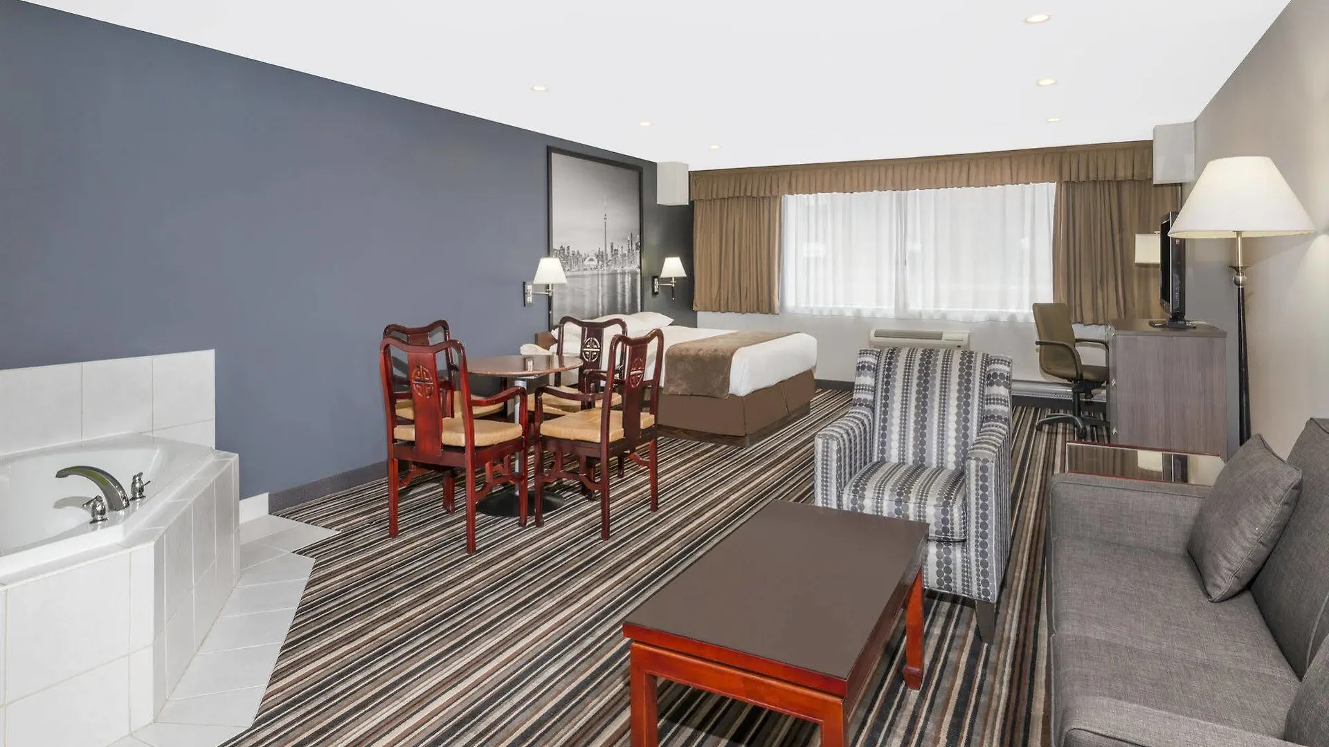 Отель Super 8 By Wyndham Downtown Торонто