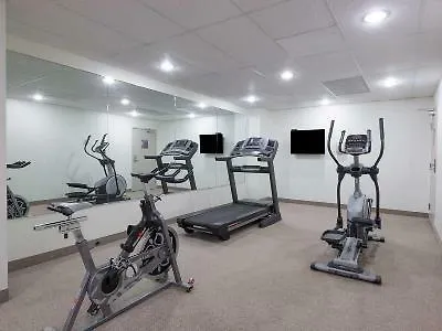 Отель Super 8 By Wyndham Downtown Торонто