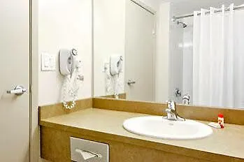 Super 8 By Wyndham Downtown Toronto Hotel 2*,